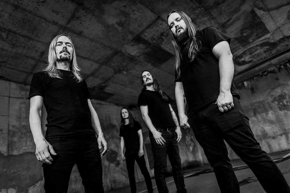 Metall med krystallklare kristne tekster