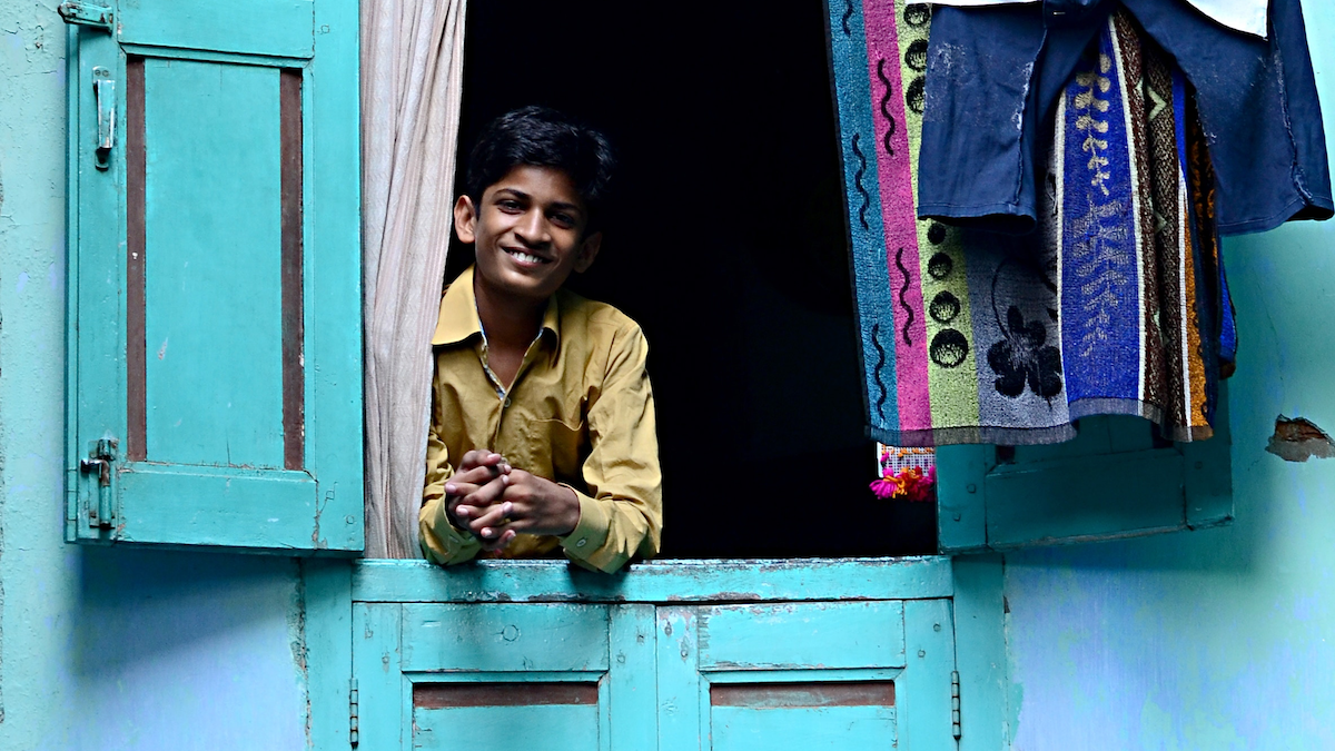 For noen år siden besøkte jeg India for første gang. Der møtte jeg en ung mann som ble kastet ut hjemmefra da han var 14 år.