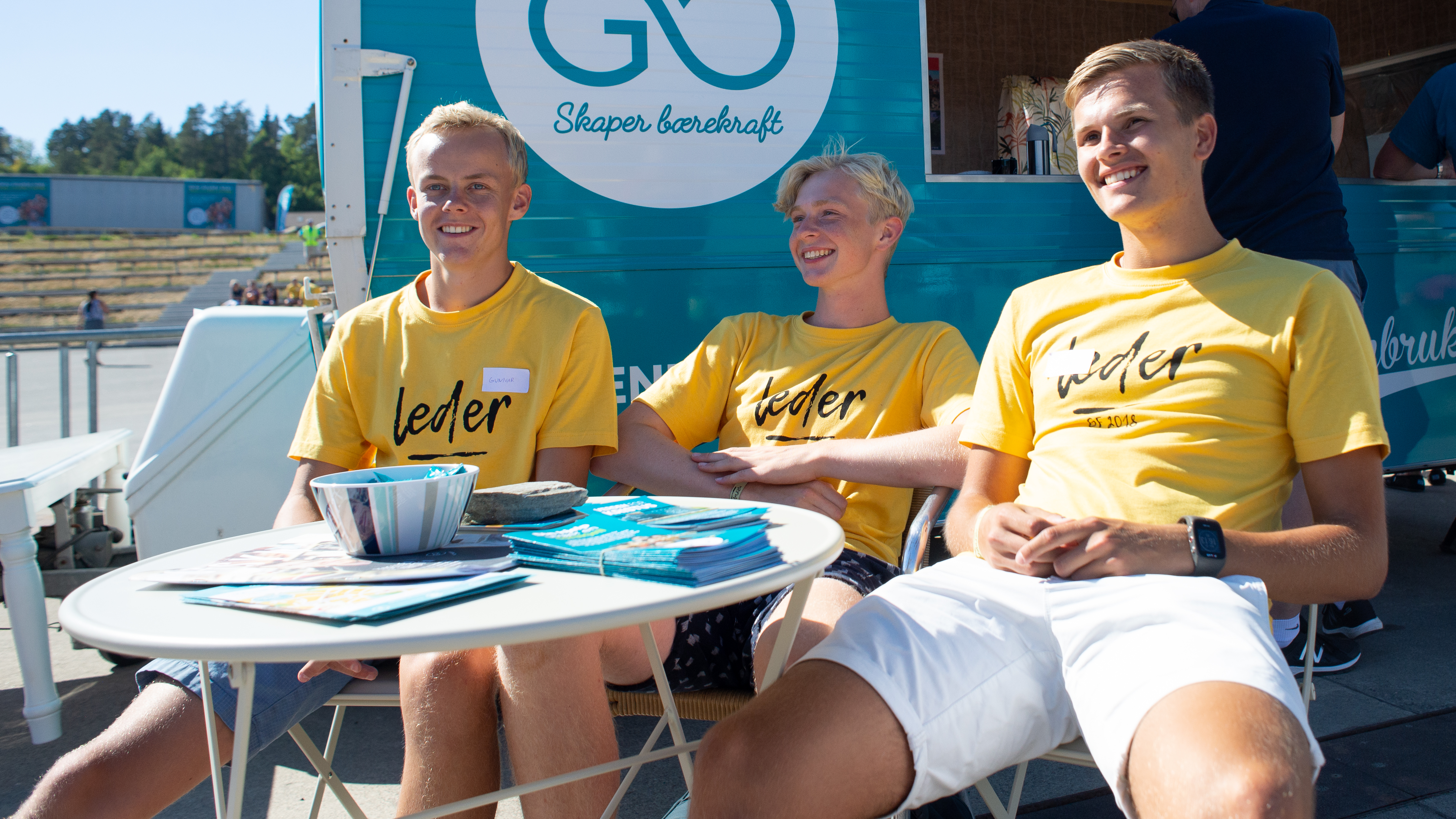 Gutta bruker deler av sommerferien på frivillig arbeid på kristen festival