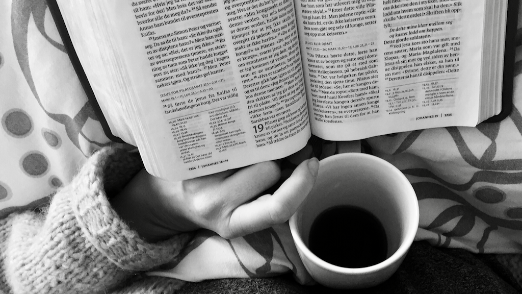 3 unge voksne deler sine vaner for å lese i Bibelen
