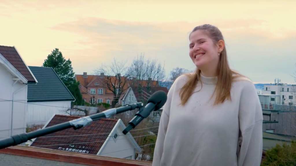 – Gleder meg til å gi mormor en stor og god klem!