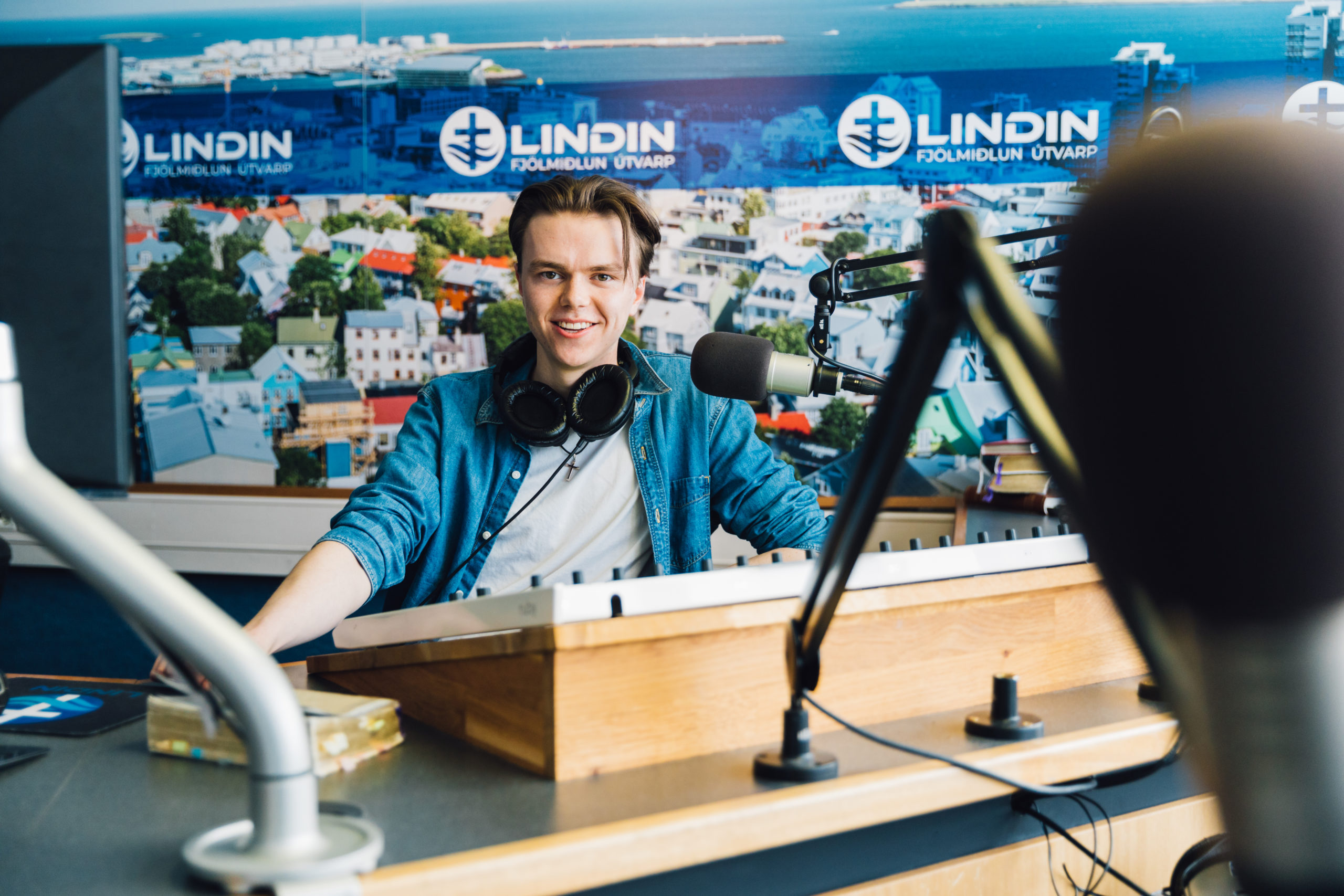 Friðrik brenner for å se en ny generasjon med islandske ungdommer som følger Jesus