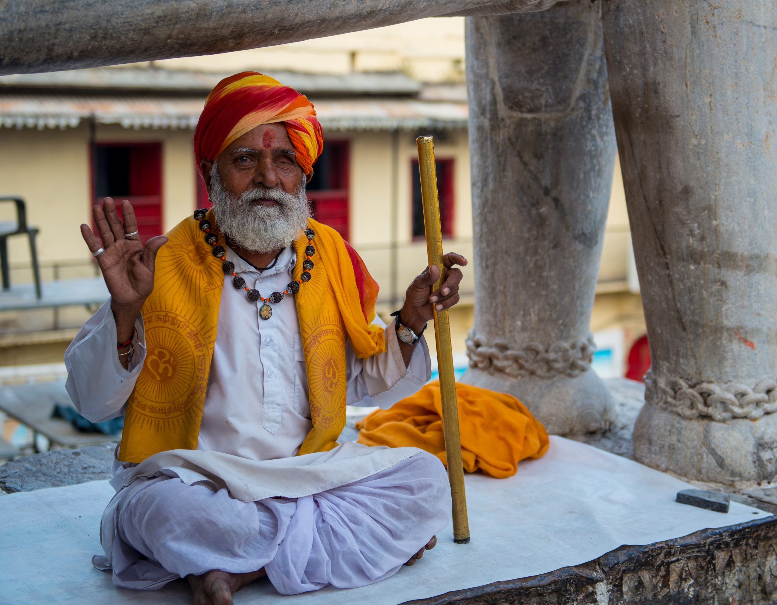 Møtet med hindu-presten tok en overraskende vending da han fant fram et nytestamente