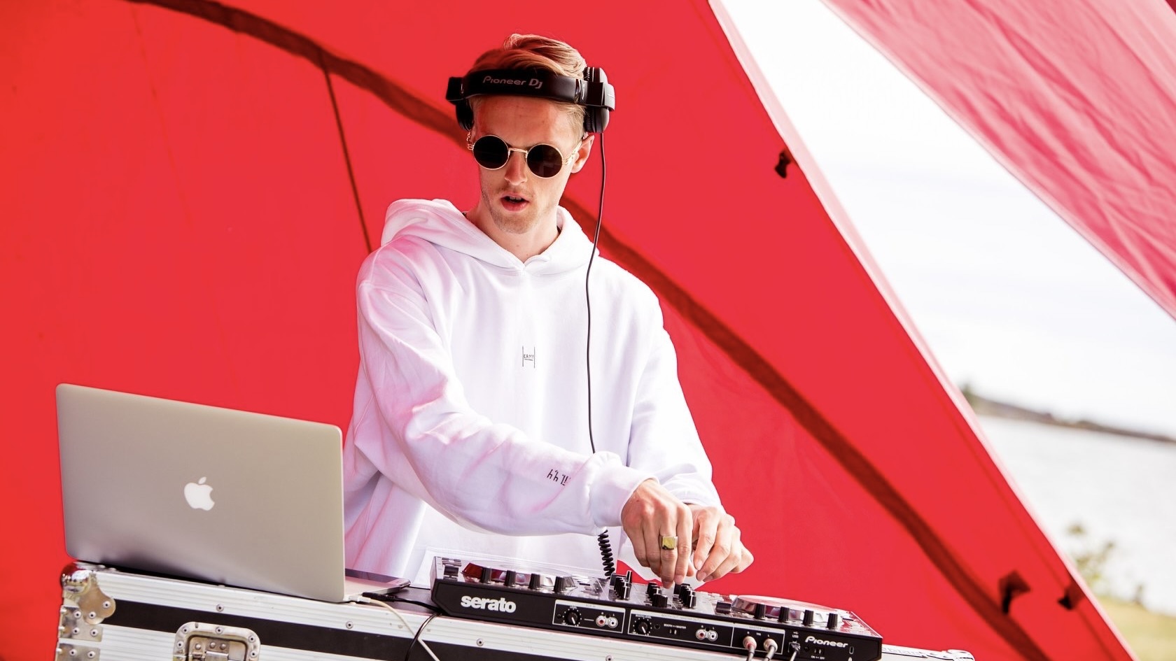 – Det å kunne knytte sammen tro, Jesus og EDM-musikk, det har jeg troa på